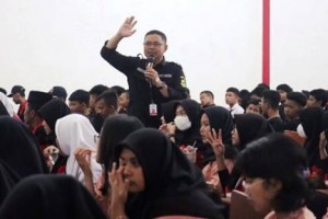 Kadiskominfo, Dr. Wahyu Hidayah, M.Si saat memberikan materi pada kegiatan Literasi Digital Sektor Pendidikan.